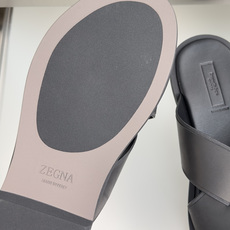 顶级版本:男款 ZEGNA 杰尼亚 一字 厚底 老钱风 凉拖鞋 原版购入开发 做货 这款zegna老钱慵懒气质拿捏,男士 顶级版本:男款 ZEGNA 杰尼亚 一字 厚底 老钱风 凉拖鞋 原版购入开发 做货 这款zegna老钱慵懒气质拿捏,男士
