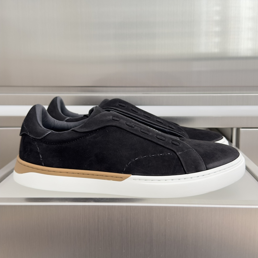 NO:922050,Top version men's Fendi Fendi City series elastic band slip-on casual sports shoes white shoes FENDI  City slip-on sneakers with wide black Pequin-style stretch straps. Made of black soft leather, hand-stitched with large tubular Selleria stitching in the same color, representing the classic Selleria stitching technique inherited from 1925 by FENDI craftsmen for generations. The rubber sole is decorated with hand-inlaid leather inserts, with contrasting stitching on the back of the heel and convex FENDI logo. Exquisite packaging at the delivery counter. Fabric original custom-made imported first-grain cowhide.  Lining imported soft sheepskin, outsole original molded non-slip TPU material, sole thickness 2.5CM19860909顶级版本男款 Fendi芬迪 City系列 松紧带 一脚蹬 休闲 运动鞋 小白鞋 FENDI City一脚蹬运动鞋,配黑色Pequin风格弹力宽饰带.黑色柔软皮革材质,以同色系大号管状Selleria缝线手工缝制而成,代表着源自1925年、由FENDI工匠世代传承的Selleria经典缝线工艺.橡胶鞋底饰以手工镶嵌的皮革嵌饰,鞋跟后部饰有撞色缝线,带外凸FENDI标志 配送专柜精美包装 面料原版定制进口头层牛皮 内里进口柔软羊皮里 大底原版开模防滑TPU材质 底厚2.5CM Size男款39-45（45定制,休闲鞋/运动鞋,fendi,fendi,sneakers,cowhide,sheepskin,Women's Shoes