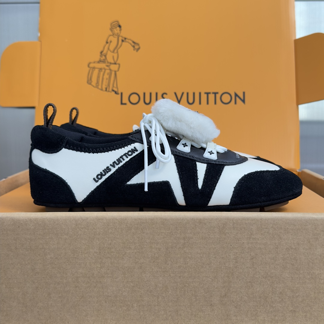 NO:922043,Top version of women's model LV Louis Vuitton L's Donkey Brand latest Sneakerina series black and white panda color Mary Jane ballet sneakers Moral shoes casual flat shoes This LV Sneakerina ballet sneakers are made of hollow mesh material to create a smart perspective effect. The laces and trims are cut out of smooth cow leather, and the LV logo releases a dynamic atmosphere on one side. Monogram flowers bloom on the tread, with a soft and lightweight rubber outsole.  This series of exquisite products comes with exclusive packaging, imbued with the charming style of the Côte d'Azur. It comes with limited charms and the brand's iconic beach hut handbag, so you can enjoy the leisurely fun of midsummer - limited edition. Exquisite packaging at the delivery counter. Fabric: Original custom imported first-layer cowhide. Original custom-made breathable mesh lining. Original open-molded TPU material for sole. Bottom thickness 1.5CM. Size: Women's 35-42 (41/42 customized, casual shoes/sports shoes, louis vuitton, louis  vuitton,louis vuitton,louis vuitton,mary jane,flats,sneakers,cowhide19860909顶级版本女款 LV路易威登 L家 驴牌 最新Sneakerina系列 黑白 熊猫配色 玛丽珍 芭蕾运动鞋 德训鞋 休闲 平底鞋 本款 LV Sneakerina 芭蕾运动鞋选取镂空网面材质,打造灵动透视效果.光滑牛皮革裁出鞋带和饰边,LV 标识在一侧释放动感气息.Monogram 花卉绽放于胎面,搭配柔软轻盈的橡胶外底. 本系列臻作搭配专属包装,浸染蔚蓝海岸的迷人风情,随附限定挂饰与品牌标志性海滩小屋手袋,尽揽盛夏悠然意趣——限量呈献 配送专柜精美包装 面料:原版定制进口头层牛皮 内里原版定制透气网里 鞋底原版开模TPU材质 底厚1.5CM Size:女款35-42（41/42定制,休闲鞋/运动鞋,louis vuitton,louis vuitton,louis vuitton,louis vuitton,mary jane,flats,sneakers,cowhide,Women's Shoes
