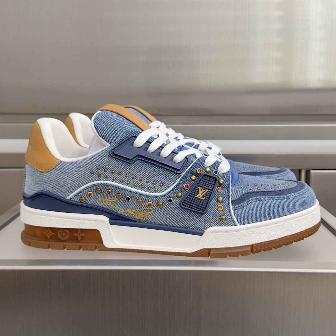 NO:922034,The top version of the men's LV Trainer Louis Vuitton Donkey Brand L Family Couple Casual Sports Shoes Skateboard Shoes This LV Trainer sneaker is made of grained cow leather to create a dynamic two-tone design. The Monogram canvas label is embellished with it, showing sports and leisure activity patterns, echoing this season's small leather goods series. The #54 logo on the heel pays tribute to Louis Vuitton's founding in 1854. Exquisite packaging at the delivery counter Fabric: Original custom imported first-layer cowhide Inner:  Original customized breathable mesh lining Outsole: Original molded non-slip TPU material Sole thickness: 3CM Size: Men's 39-46, casual shoes/sports shoes, louis vuitton, louis vuitton, louis vuitton, louis vuitton, sneakers, cowhide19860909顶级版本男款 LV Trainer路易威登 驴牌 L家 情侣款 休闲 运动鞋 滑板鞋 本款 LV Trainer 运动鞋以粒面牛皮革演绎动感双色设计.Monogram 帆布标签点缀其间,呈现运动与休闲活动图案,呼应本季小型皮具系列.后跟 #54 标识致意路易威登创立的 1854 年 配送专柜精美包装 面料: 原版定制进口头层牛皮 内里: 原版定制透气网里 大底: 原版开模防滑TPU材质 底厚: 3CM Size: 男款39-46,休闲鞋/运动鞋,louis vuitton,louis vuitton,louis vuitton,louis vuitton,sneakers,cowhide,Women's Shoes