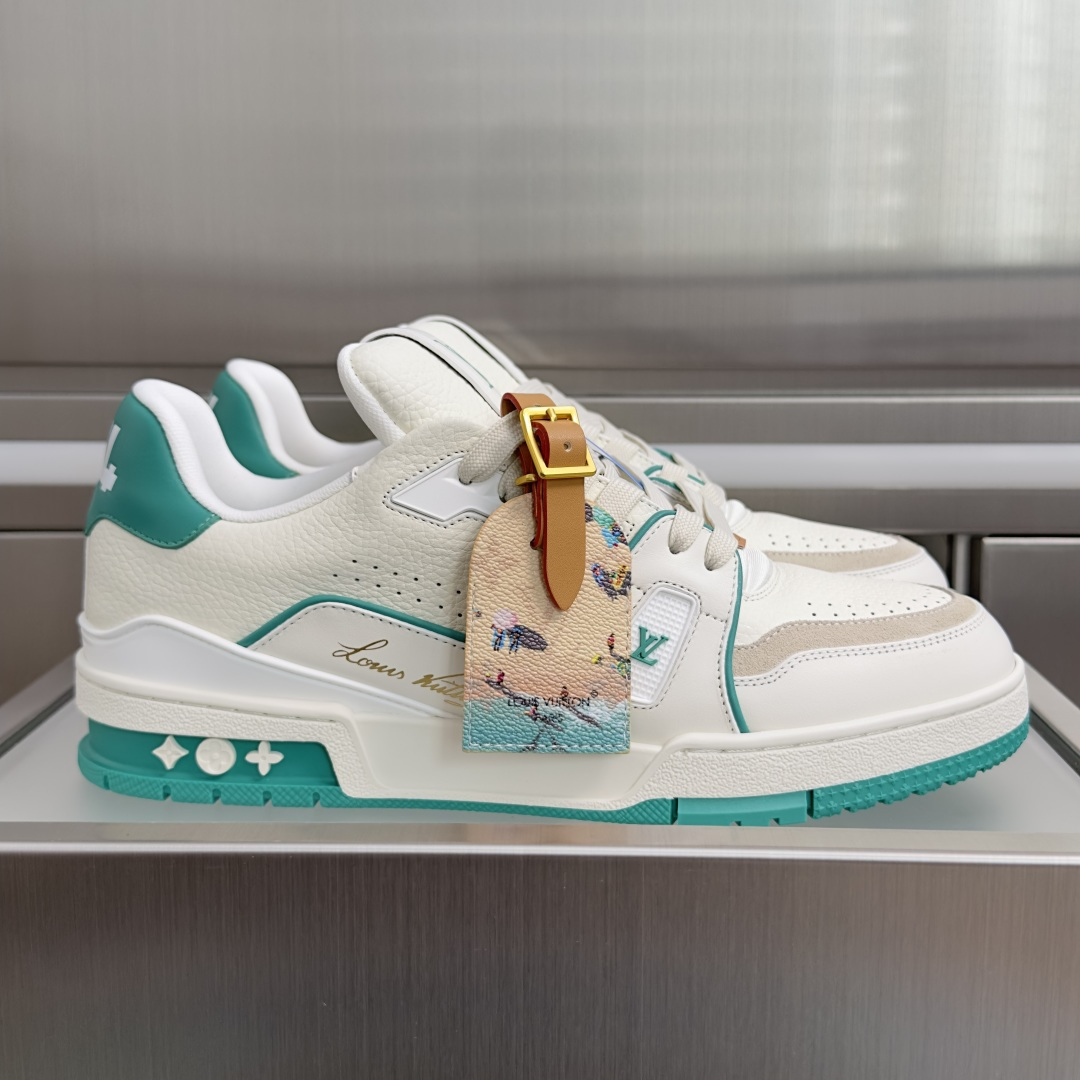NO:922038,The top version of the couple model LV Trainer Louis Vuitton Donkey Brand L Home Couple Model Casual Sports Shoes Skateboard Shoes This LV Trainer sneaker is made of grained cow leather to create a dynamic two-tone design. The Monogram canvas label is embellished with it, showing sports and leisure activity patterns, echoing this season's small leather goods series. The #54 logo on the heel pays tribute to the year 1854 when Louis Vuitton was founded. Exquisite packaging at the delivery counter. Fabric: Original custom imported first-layer cowhide. Lining:  Original customized breathable mesh lining Outsole: Original molded non-slip TPU material Bottom thickness: 3CM Size: Women's 35-40 / Men's 39-46, casual shoes/sports shoes, louis vuitton, louis vuitton, louis vuitton, louis vuitton, sneakers, cowhide19860909顶级版本情侣款 LV Trainer路易威登 驴牌 L家 情侣款 休闲 运动鞋 滑板鞋 本款 LV Trainer 运动鞋以粒面牛皮革演绎动感双色设计.Monogram 帆布标签点缀其间,呈现运动与休闲活动图案,呼应本季小型皮具系列.后跟 #54 标识致意路易威登创立的 1854 年 配送专柜精美包装 面料: 原版定制进口头层牛皮 内里: 原版定制透气网里 大底: 原版开模防滑TPU材质 底厚: 3CM Size: 女款35-40 / 男款39-46,休闲鞋/运动鞋,louis vuitton,louis vuitton,louis vuitton,louis vuitton,sneakers,cowhide,Women's Shoes