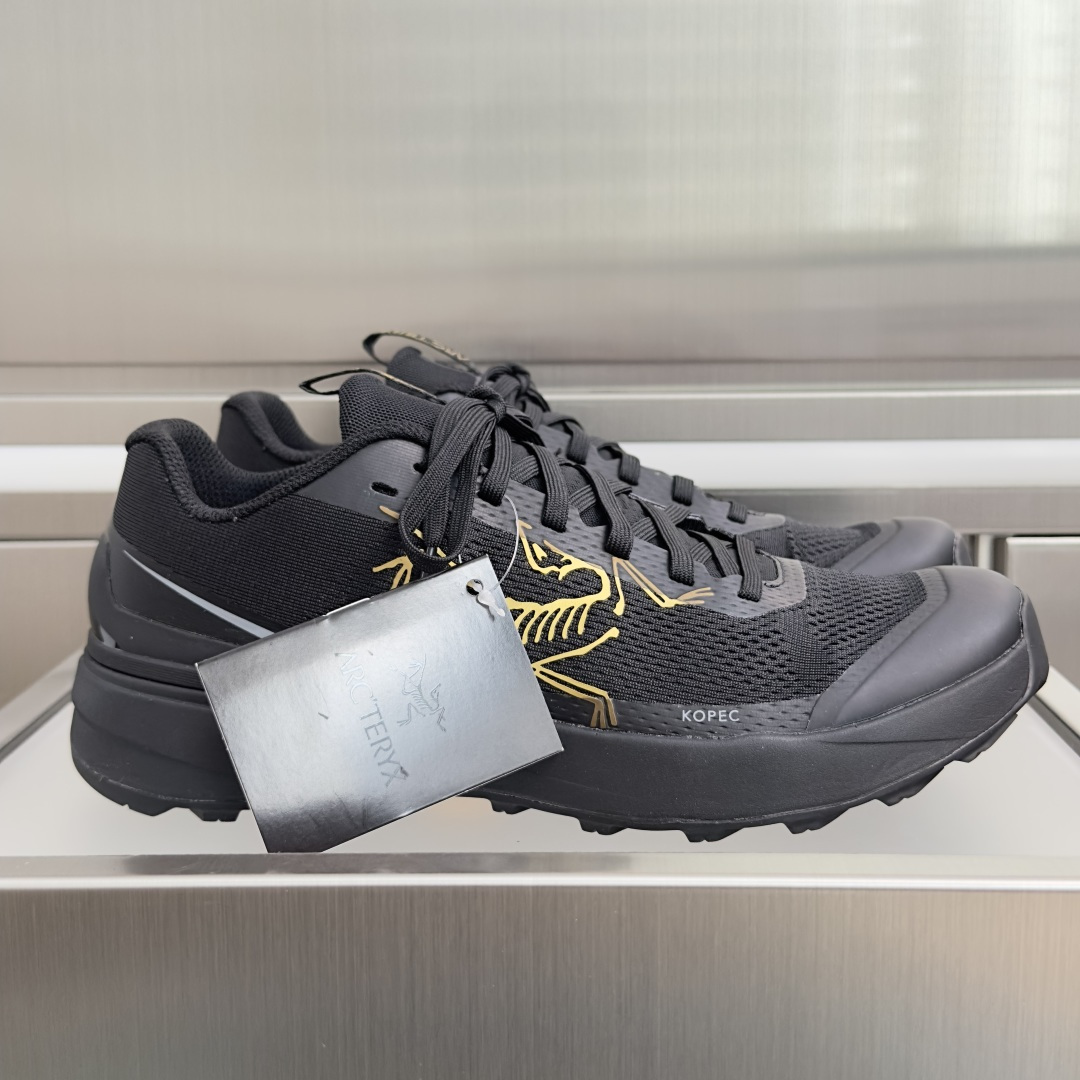 NO:922030,Top version men's ARC'TERYX Kopec black gold new racing mountain running shoes, outdoor leisure sports shoes, multi-functional waterproof cross-country shoes, breathable sports shoes rock climbing shoes structure midsole TPU chassis supports protecting feet, 3D molded rubber toe, integrated lacing system The upper is made of tear-proof mesh, TPU protective film and nubuck synthetic fabric. Lightweight, breathable, comfortable and wear-resistant, the insole is 4mm thick OrthoLite  3D molded insole. The sole is made of Vibran, which is super elastic, non-slip and wear-resistant. Beautiful packaging at the delivery counter. Fabric: Original customized imported technology mesh. Lining: Original customized breathable mesh lining. Outsole: Original molded foam high elastic material. Bottom thickness: 4.5CM. Size: Men's 39-45, casual shoes/sports shoes arc'teryx, sneakers.19860909顶级版本男款 ARC'TERYX 始祖鸟 Kopec黑金 新款竞速山地跑鞋 户外 休闲 运动鞋 多功能防水越野鞋,透气运动鞋攀岩旅鞋子结构中底TPU底盘支持保护双脚》3D模具制橡胶鞋头,一体化系带系统 鞋面采用防撕裂网布、TPU 保护膜和牛巴革合成面料 轻便透气 舒适耐磨,鞋垫采用4mm厚OrthoLite 3D模制鞋垫 鞋底采用Vibran大底超级高弹 防滑耐磨 配送专柜精美包装 面料: 原版定制进口科技网面 内里: 原版定制透气网里 大底: 原版开模发泡高弹材质 底厚: 4.5CM Size: 男款39-45,休闲鞋/运动鞋arc'teryx,sneakers,Women's Shoes