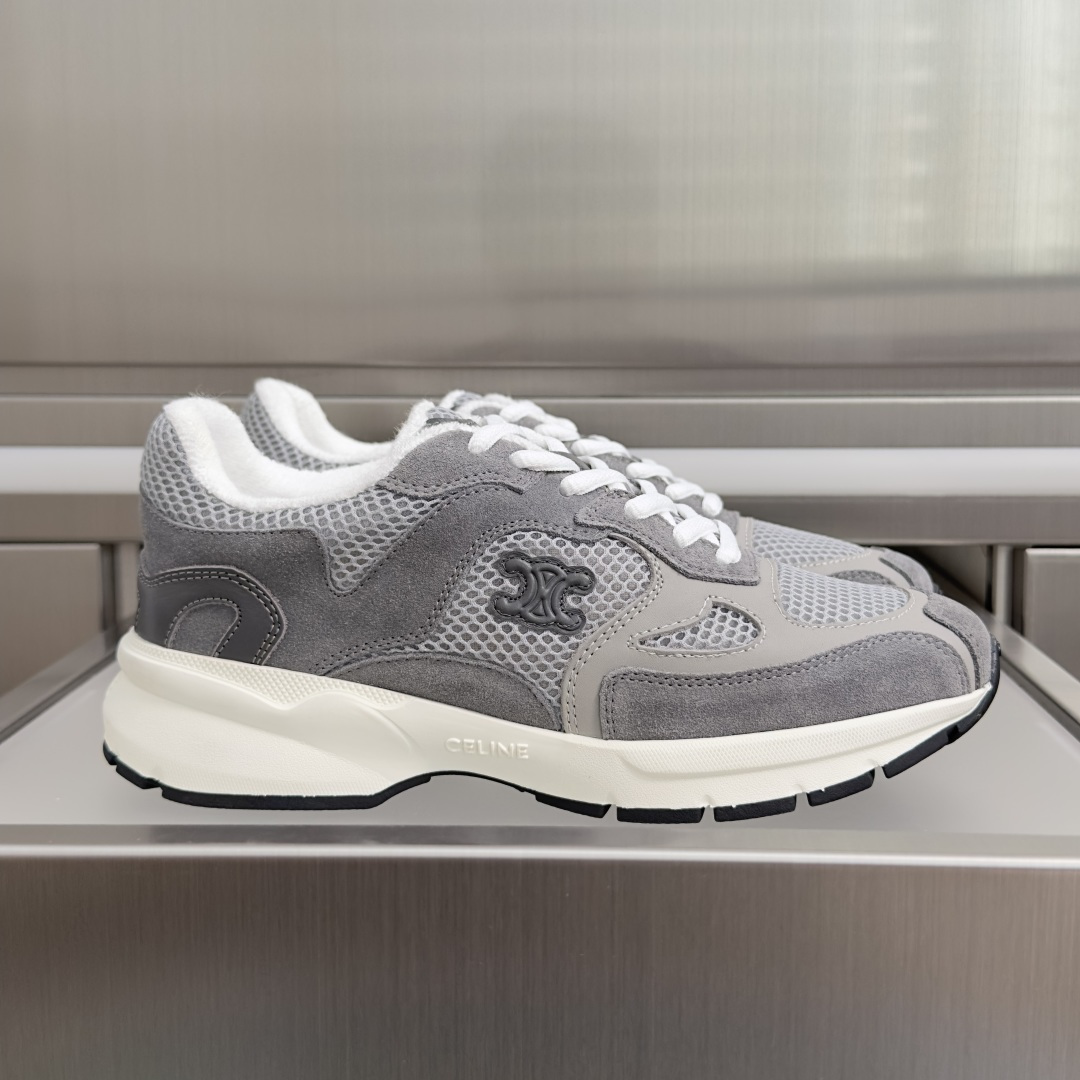 NO:922022,Top version of women's Celine Runner series, retro, distressed, mesh, casual sports shoes, gray suede spliced with breathable mesh fabric, low saturated fog gray with French lazy texture, embossed Arc de Triomphe logo, low-key and restrained, unobtrusive but instantly recognizable as high-end. Tasteful distressed off-white rubber thick sole, quietly heightening the figure, and smooth shoe shape directly modifying the calf line. Exquisite packaging at the delivery counter. Fabric: original custom imported cowhide + mesh  Lining: Original customized breathable terry cloth Outsole: Original molded anti-slip rubber outsole Sole thickness: 4CM Size: Women's 35-40, casual shoes/sports shoes, celine, celine, sneakers, cowhide, chamois leather19860909顶级版本女款 Celine 赛琳Runner系列 复古 做旧 网面 休闲 运动鞋 灰调麂皮拼接透气网眼面料,低饱和雾灰色自带法式慵懒质感 浮雕凯旋门标识低调内敛,不张扬却一眼识别高阶 品味做旧米白橡胶厚底,悄悄垫高身形,流畅鞋型直接修饰小腿线条 配送专柜精美包装 面料: 原版定制进口牛皮+网面 内里: 原版定制透气毛巾布 大底: 原版开模防滑橡胶大底 底厚: 4CM Size: 女款35-40,休闲鞋/运动鞋,celine,celine,sneakers,cowhide,chamois leather,Women's Shoes