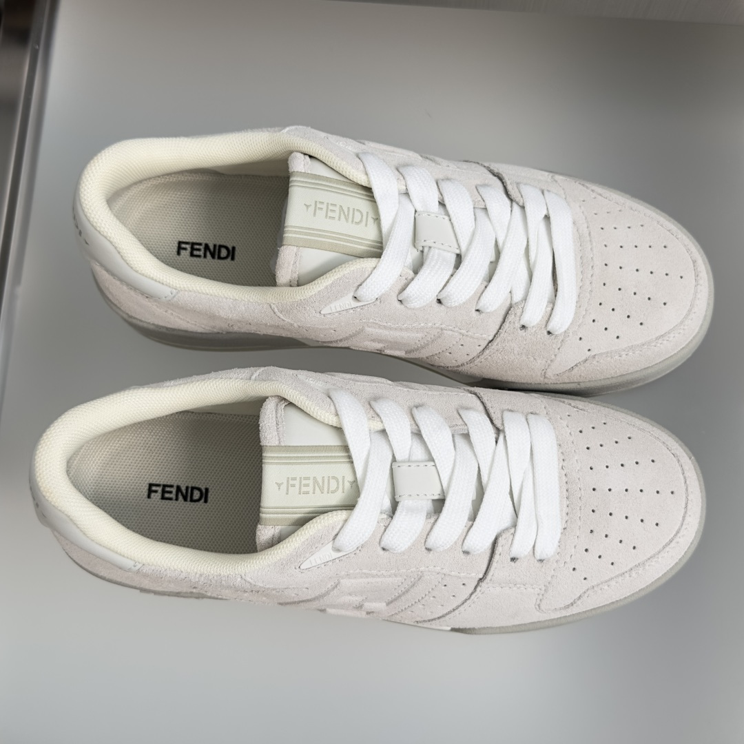 顶级版本:情侣款 Fendi芬迪match胶囊系列 情侣款 休闲 运动鞋 板鞋 FENDI Match一脚蹬运动鞋。白色 顶级版本:情侣款 Fendi芬迪match胶囊系列 情侣款 休闲 运动鞋 板鞋 FENDI Match一脚蹬运动鞋。白色