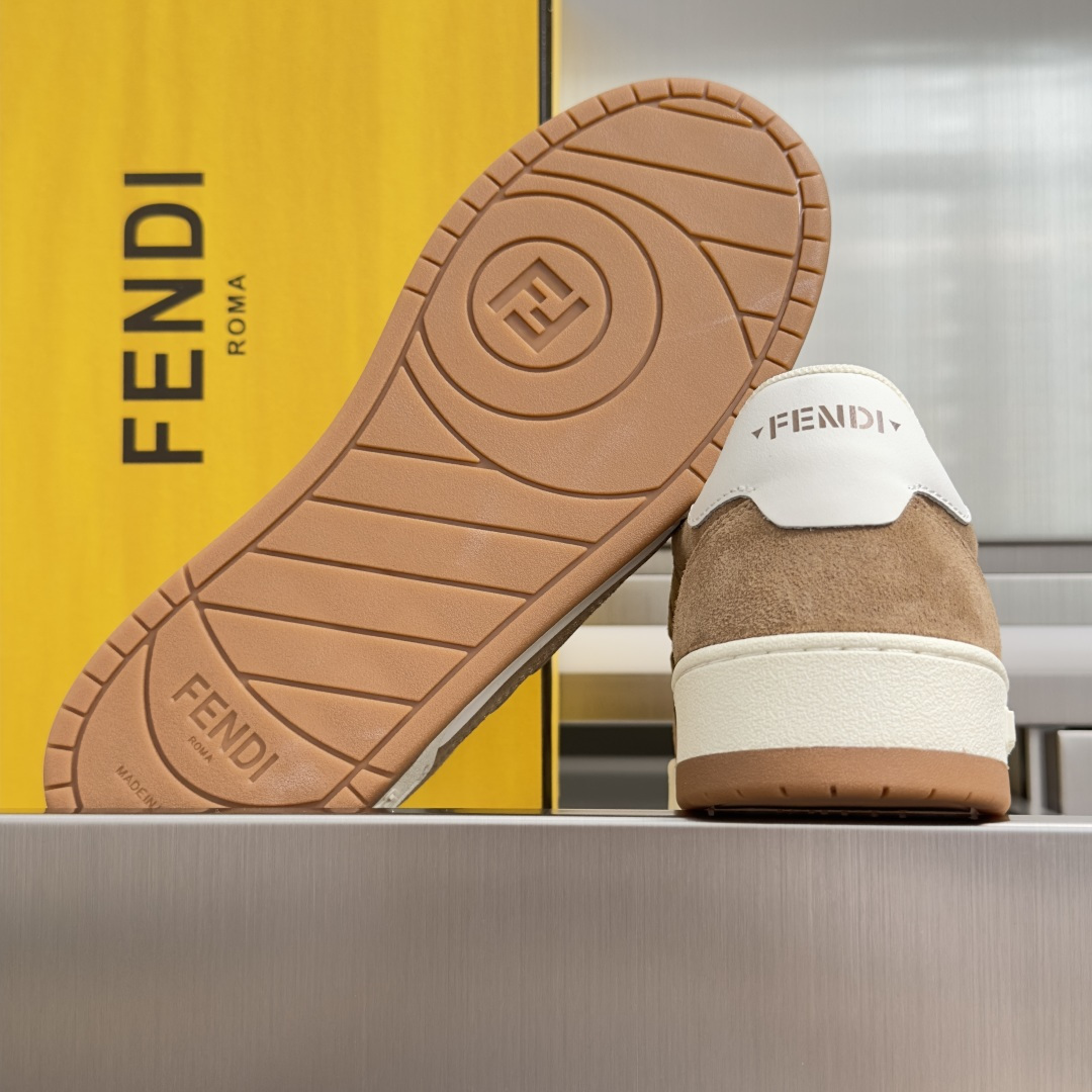 顶级版本：情侣款 Fendi芬迪match胶囊系列 情侣款 休闲 运动鞋 板鞋 FENDI Match一脚蹬运动鞋。白色