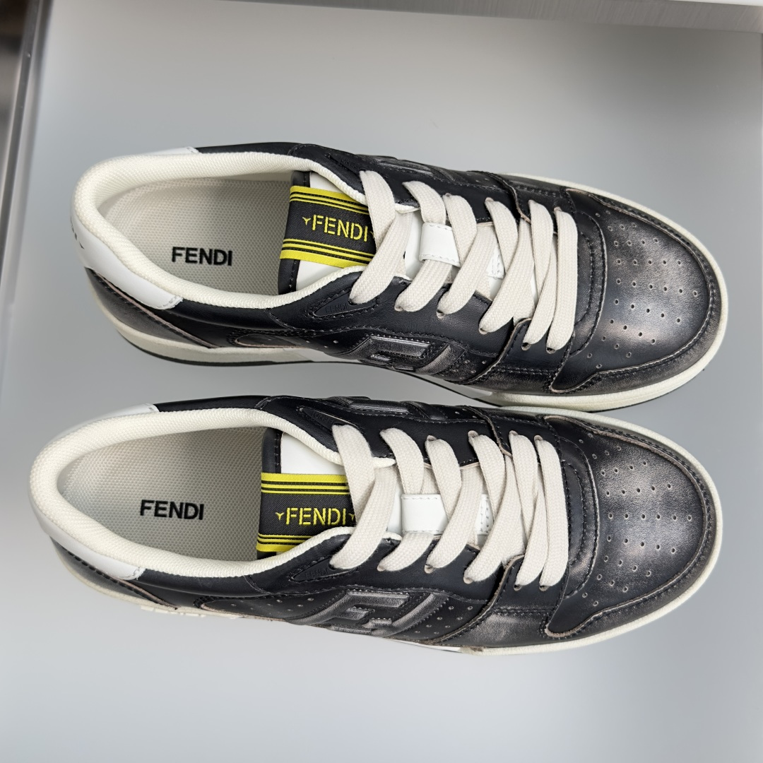顶级版本:情侣款 Fendi芬迪match胶囊系列 情侣款 休闲 运动鞋 板鞋 FENDI Match一脚蹬运动鞋。白色 顶级版本:情侣款 Fendi芬迪match胶囊系列 情侣款 休闲 运动鞋 板鞋 FENDI Match一脚蹬运动鞋。白色