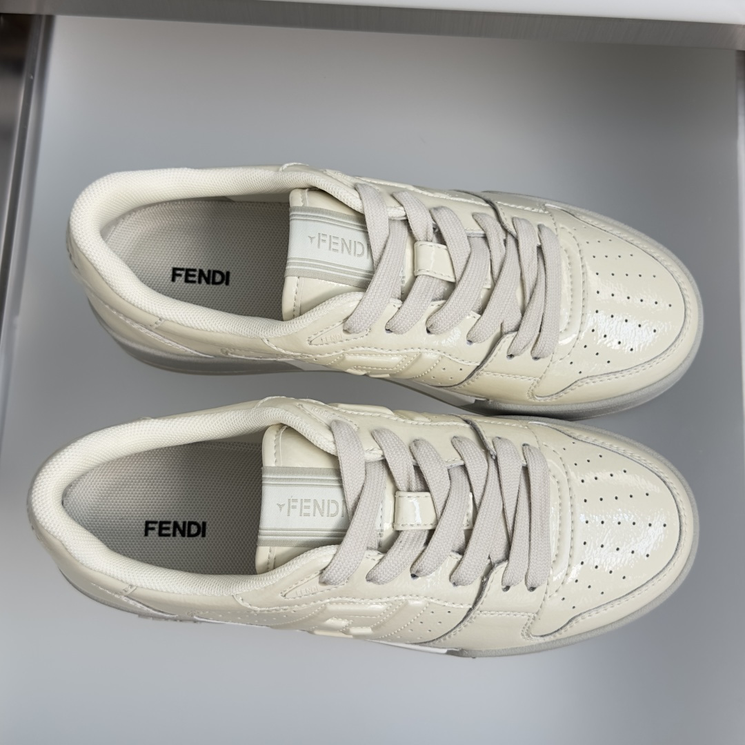 顶级版本:情侣款 Fendi芬迪match胶囊系列 情侣款 休闲 运动鞋 板鞋 FENDI Match一脚蹬运动鞋。白色 顶级版本:情侣款 Fendi芬迪match胶囊系列 情侣款 休闲 运动鞋 板鞋 FENDI Match一脚蹬运动鞋。白色