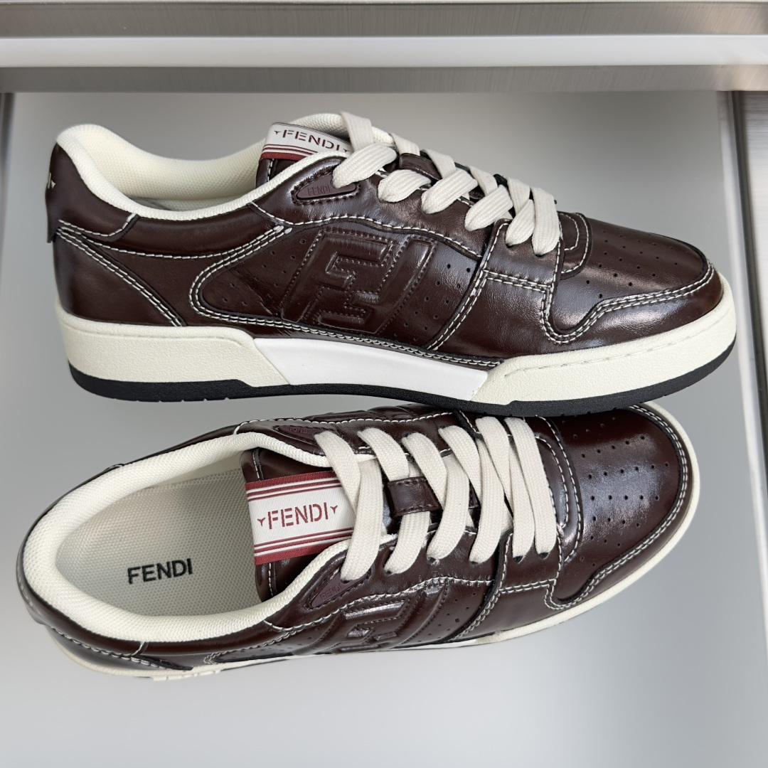 顶级版本：情侣款 Fendi芬迪match胶囊系列 情侣款 休闲 运动鞋 板鞋 FENDI Match一脚蹬运动鞋。白色