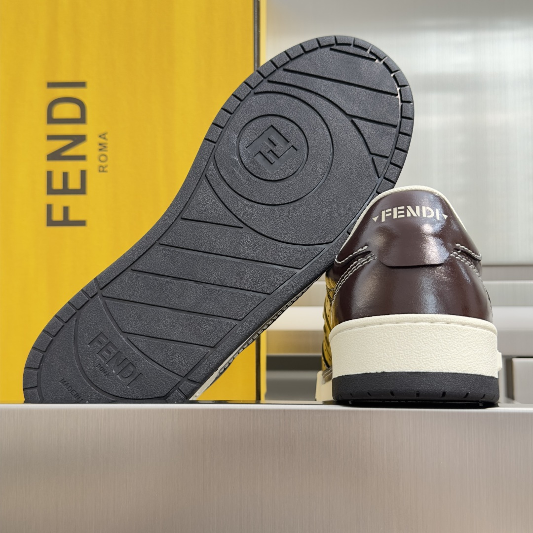顶级版本：情侣款 Fendi芬迪match胶囊系列 情侣款 休闲 运动鞋 板鞋 FENDI Match一脚蹬运动鞋。白色
