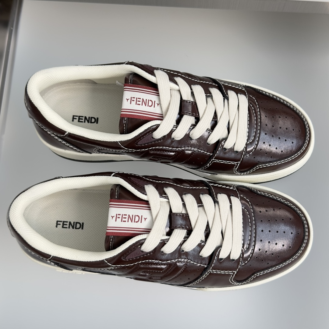 顶级版本：情侣款 Fendi芬迪match胶囊系列 情侣款 休闲 运动鞋 板鞋 FENDI Match一脚蹬运动鞋。白色