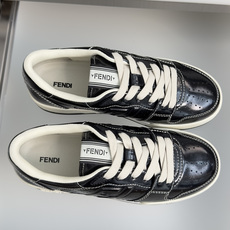 顶级版本:情侣款 Fendi芬迪match胶囊系列 情侣款 休闲 运动鞋 板鞋 FENDI Match一脚蹬运动鞋。白色 顶级版本:情侣款 Fendi芬迪match胶囊系列 情侣款 休闲 运动鞋 板鞋 FENDI Match一脚蹬运动鞋。白色
