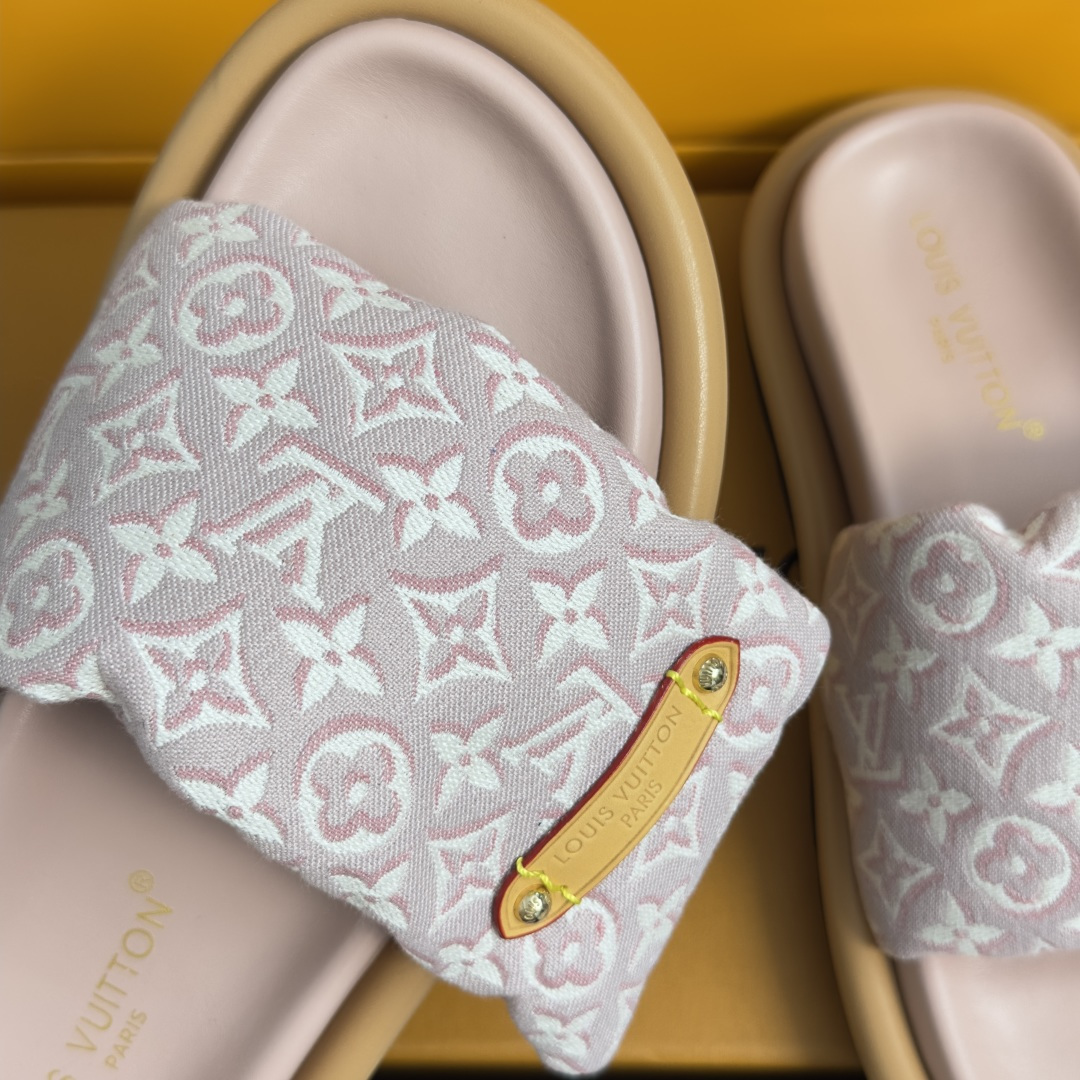 顶级版本: 男士+10 LV路易威登L家驴牌 POOL PILLOW COMFORT 魔术贴 丹宁牛仔布 棋盘格 浮雕 顶级版本: 男士+10 LV路易威登L家驴牌 POOL PILLOW COMFORT 魔术贴 丹宁牛仔布 棋盘格 浮雕