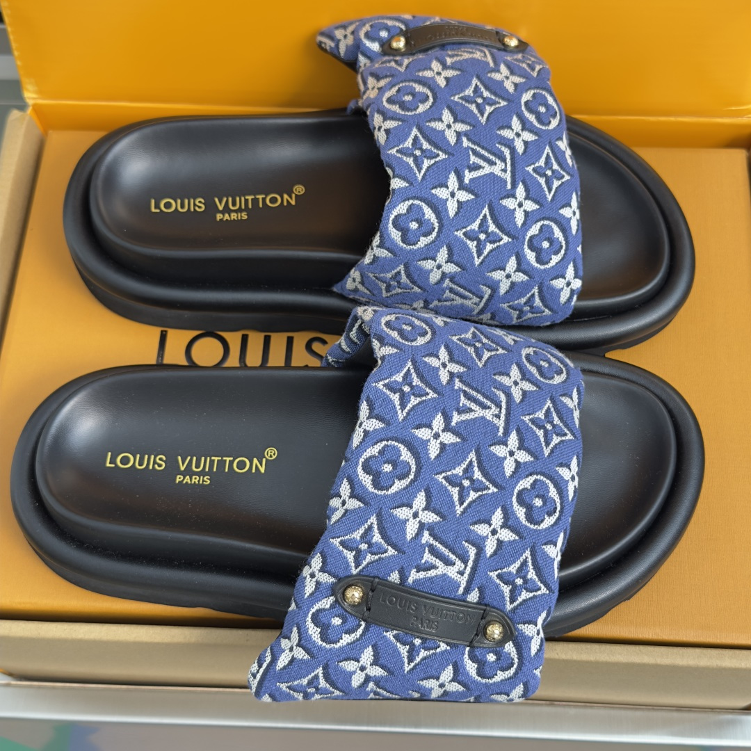 顶级版本: 男士+10 LV路易威登L家驴牌 POOL PILLOW COMFORT 魔术贴 丹宁牛仔布 棋盘格 浮雕 顶级版本: 男士+10 LV路易威登L家驴牌 POOL PILLOW COMFORT 魔术贴 丹宁牛仔布 棋盘格 浮雕