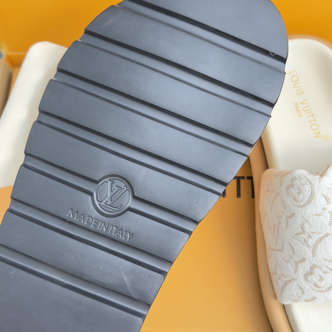 顶级版本: 男士+10 LV路易威登L家驴牌 POOL PILLOW COMFORT 魔术贴 丹宁牛仔布 棋盘格 浮雕 顶级版本: 男士+10 LV路易威登L家驴牌 POOL PILLOW COMFORT 魔术贴 丹宁牛仔布 棋盘格 浮雕