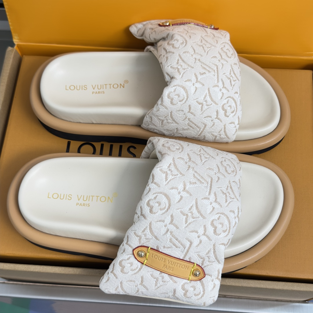 顶级版本: 男士+10 LV路易威登L家驴牌 POOL PILLOW COMFORT 魔术贴 丹宁牛仔布 棋盘格 浮雕 顶级版本: 男士+10 LV路易威登L家驴牌 POOL PILLOW COMFORT 魔术贴 丹宁牛仔布 棋盘格 浮雕