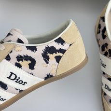 顶级版本:女款 Dior迪奥 最新Ribbon系列 休闲 运动鞋 德训鞋 阿甘鞋 这款 Dior Ribbon 运动鞋由 顶级版本:女款 Dior迪奥 最新Ribbon系列 休闲 运动鞋 德训鞋 阿甘鞋 这款 Dior Ribbon 运动鞋由