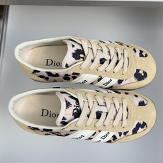 顶级版本:女款 Dior迪奥 最新Ribbon系列 休闲 运动鞋 德训鞋 阿甘鞋 这款 Dior Ribbon 运动鞋由 顶级版本:女款 Dior迪奥 最新Ribbon系列 休闲 运动鞋 德训鞋 阿甘鞋 这款 Dior Ribbon 运动鞋由