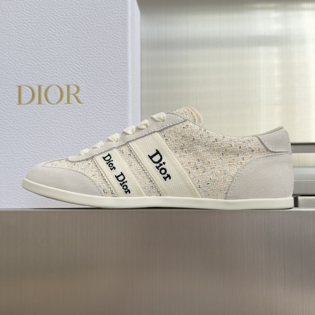 顶级版本:女款 Dior迪奥 最新Ribbon系列 休闲 运动鞋 德训鞋 阿甘鞋 这款 Dior Ribbon 运动鞋由 顶级版本:女款 Dior迪奥 最新Ribbon系列 休闲 运动鞋 德训鞋 阿甘鞋 这款 Dior Ribbon 运动鞋由