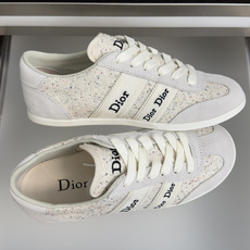 顶级版本:女款 Dior迪奥 最新Ribbon系列 休闲 运动鞋 德训鞋 阿甘鞋 这款 Dior Ribbon 运动鞋由 顶级版本:女款 Dior迪奥 最新Ribbon系列 休闲 运动鞋 德训鞋 阿甘鞋 这款 Dior Ribbon 运动鞋由
