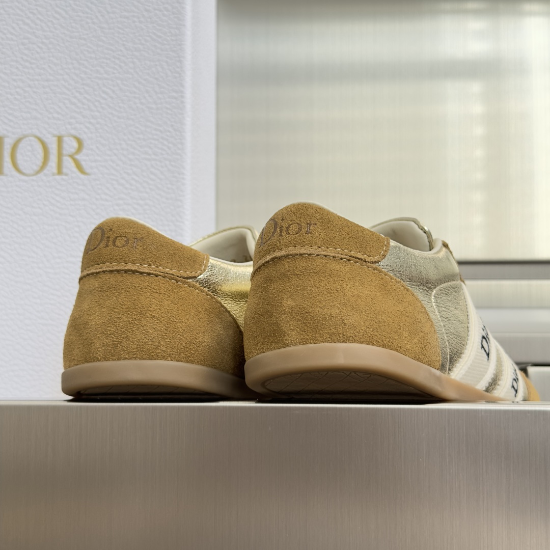 顶级版本:女款 Dior迪奥 最新Ribbon系列 休闲 运动鞋 德训鞋 阿甘鞋 这款 Dior Ribbon 运动鞋由 顶级版本:女款 Dior迪奥 最新Ribbon系列 休闲 运动鞋 德训鞋 阿甘鞋 这款 Dior Ribbon 运动鞋由