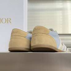 顶级版本:女款 Dior迪奥 最新Ribbon系列 休闲 运动鞋 德训鞋 阿甘鞋 这款 Dior Ribbon 运动鞋由 顶级版本:女款 Dior迪奥 最新Ribbon系列 休闲 运动鞋 德训鞋 阿甘鞋 这款 Dior Ribbon 运动鞋由