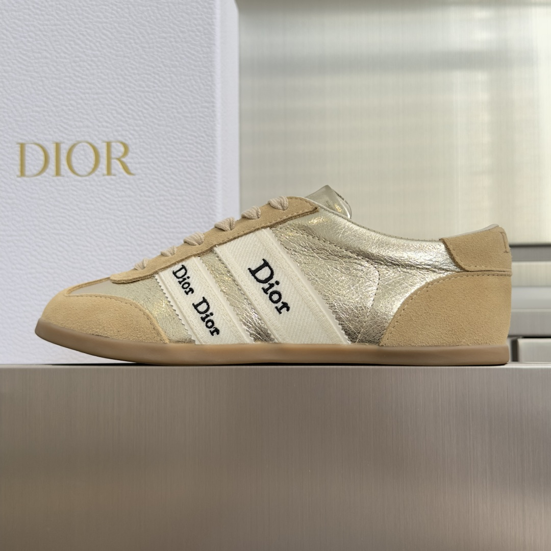 顶级版本:女款 Dior迪奥 最新Ribbon系列 休闲 运动鞋 德训鞋 阿甘鞋 这款 Dior Ribbon 运动鞋由 顶级版本:女款 Dior迪奥 最新Ribbon系列 休闲 运动鞋 德训鞋 阿甘鞋 这款 Dior Ribbon 运动鞋由