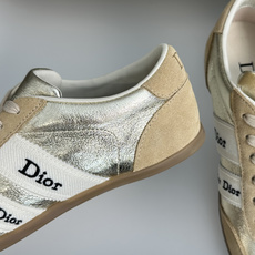 顶级版本:女款 Dior迪奥 最新Ribbon系列 休闲 运动鞋 德训鞋 阿甘鞋 这款 Dior Ribbon 运动鞋由 顶级版本:女款 Dior迪奥 最新Ribbon系列 休闲 运动鞋 德训鞋 阿甘鞋 这款 Dior Ribbon 运动鞋由