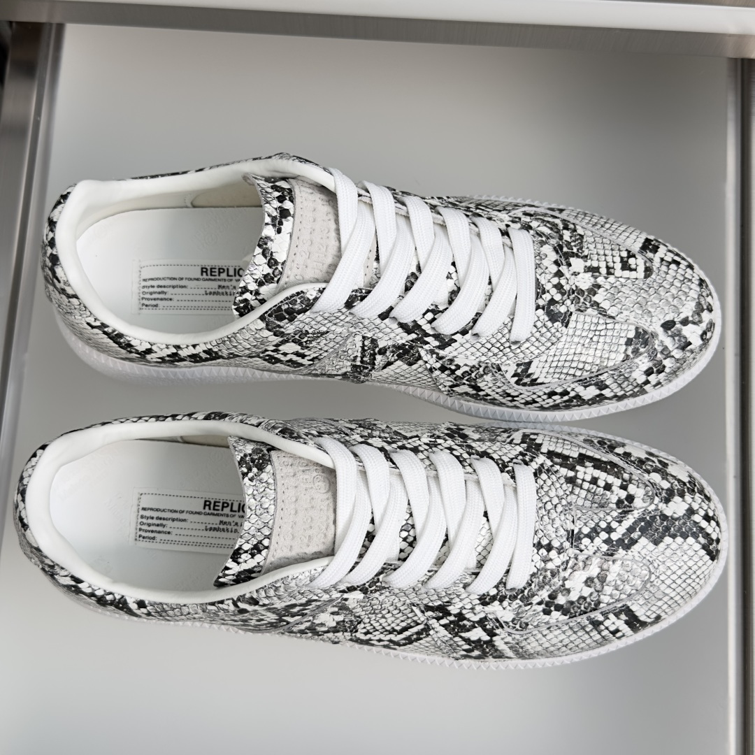顶级版本:情侣款 MaisonMargiela MM6 马吉拉 情侣款 德训鞋 休闲 运动鞋 原版购入开发 做货 鬼才设 顶级版本:情侣款 MaisonMargiela MM6 马吉拉 情侣款 德训鞋 休闲 运动鞋 原版购入开发 做货 鬼才设