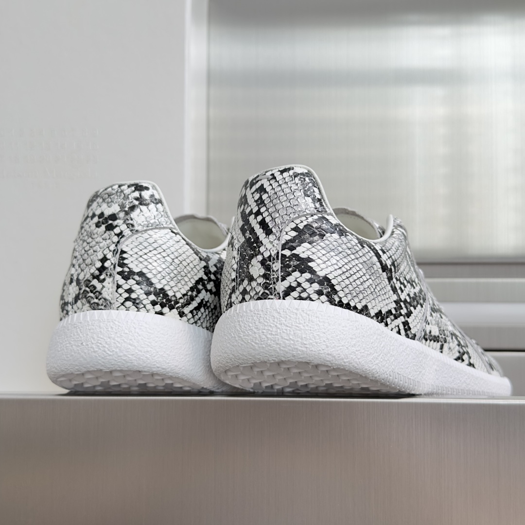顶级版本:情侣款 MaisonMargiela MM6 马吉拉 情侣款 德训鞋 休闲 运动鞋 原版购入开发 做货 鬼才设 顶级版本:情侣款 MaisonMargiela MM6 马吉拉 情侣款 德训鞋 休闲 运动鞋 原版购入开发 做货 鬼才设