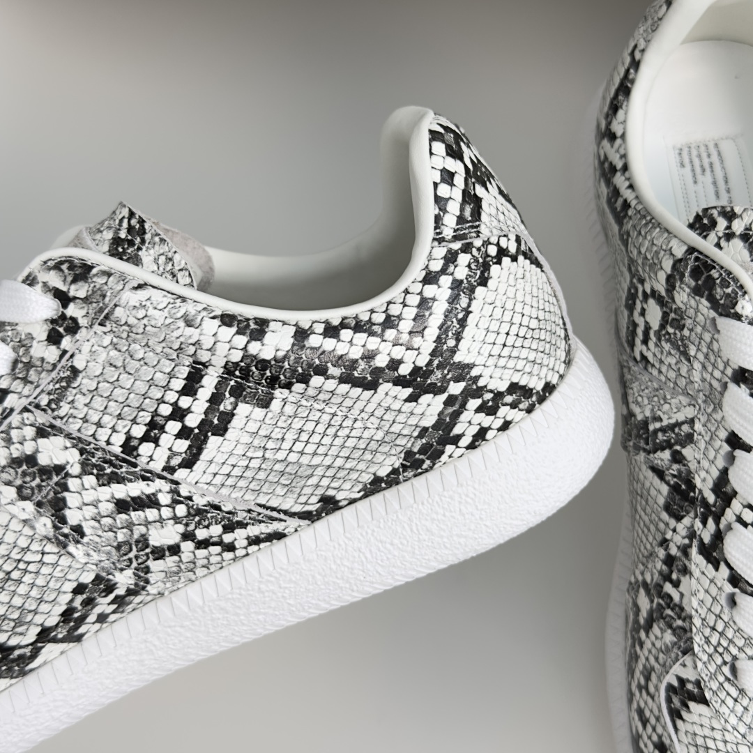 顶级版本:情侣款 MaisonMargiela MM6 马吉拉 情侣款 德训鞋 休闲 运动鞋 原版购入开发 做货 鬼才设 顶级版本:情侣款 MaisonMargiela MM6 马吉拉 情侣款 德训鞋 休闲 运动鞋 原版购入开发 做货 鬼才设