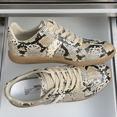 顶级版本:情侣款 MaisonMargiela MM6 马吉拉 情侣款 德训鞋 休闲 运动鞋 原版购入开发 做货 鬼才设 顶级版本:情侣款 MaisonMargiela MM6 马吉拉 情侣款 德训鞋 休闲 运动鞋 原版购入开发 做货 鬼才设