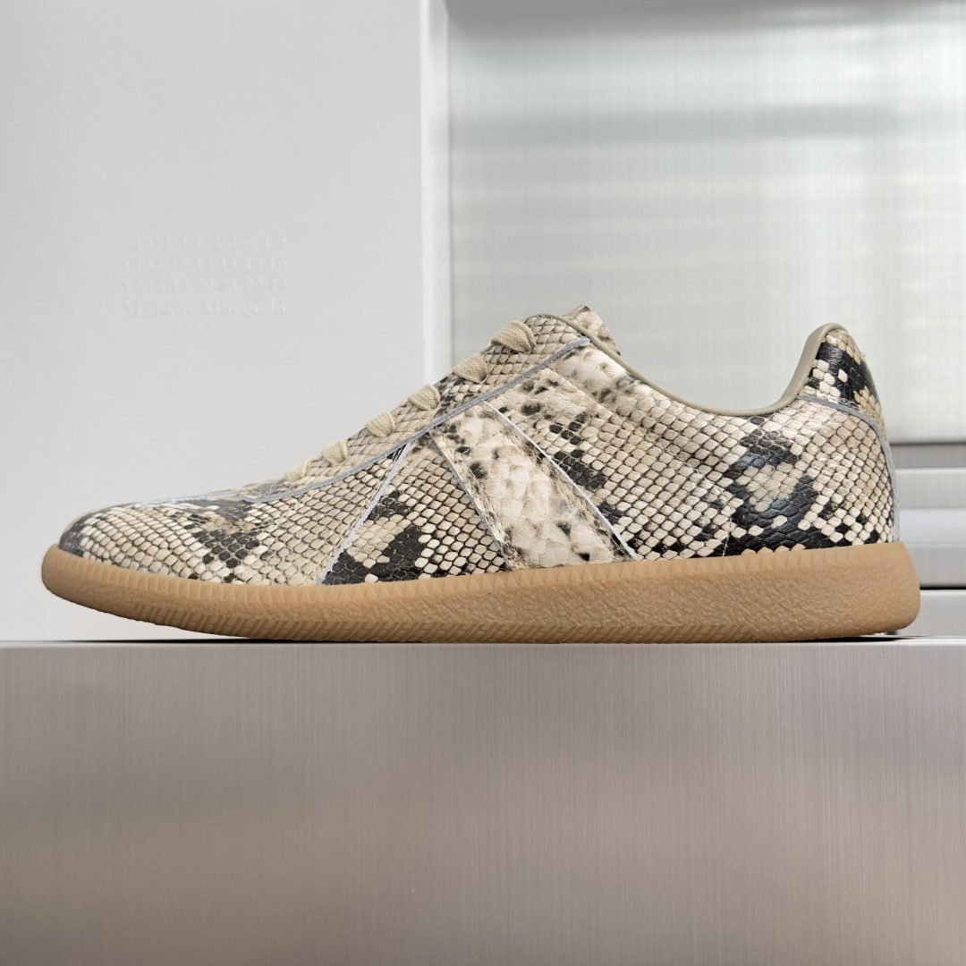顶级版本:情侣款 MaisonMargiela MM6 马吉拉 情侣款 德训鞋 休闲 运动鞋 原版购入开发 做货 鬼才设 顶级版本:情侣款 MaisonMargiela MM6 马吉拉 情侣款 德训鞋 休闲 运动鞋 原版购入开发 做货 鬼才设