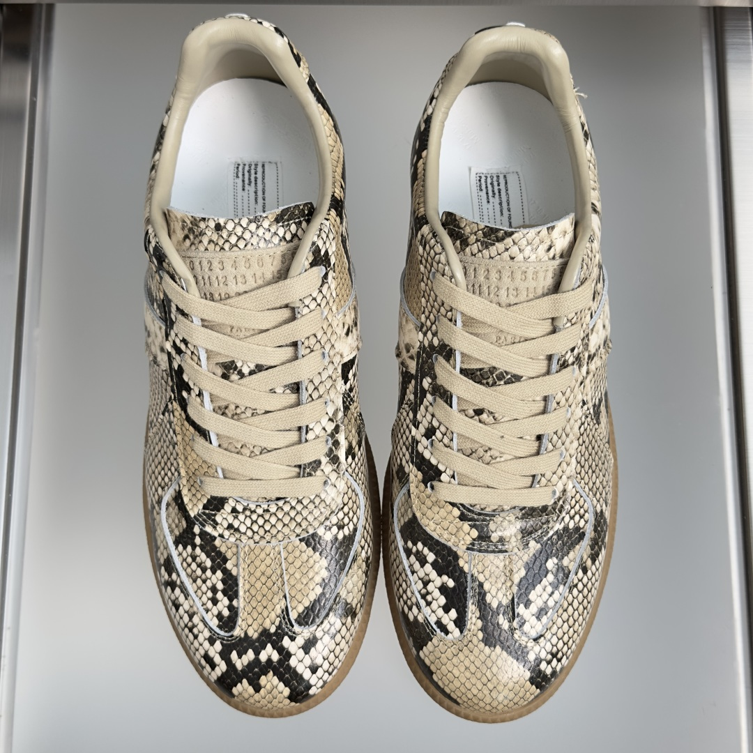 顶级版本:情侣款 MaisonMargiela MM6 马吉拉 情侣款 德训鞋 休闲 运动鞋 原版购入开发 做货 鬼才设 顶级版本:情侣款 MaisonMargiela MM6 马吉拉 情侣款 德训鞋 休闲 运动鞋 原版购入开发 做货 鬼才设