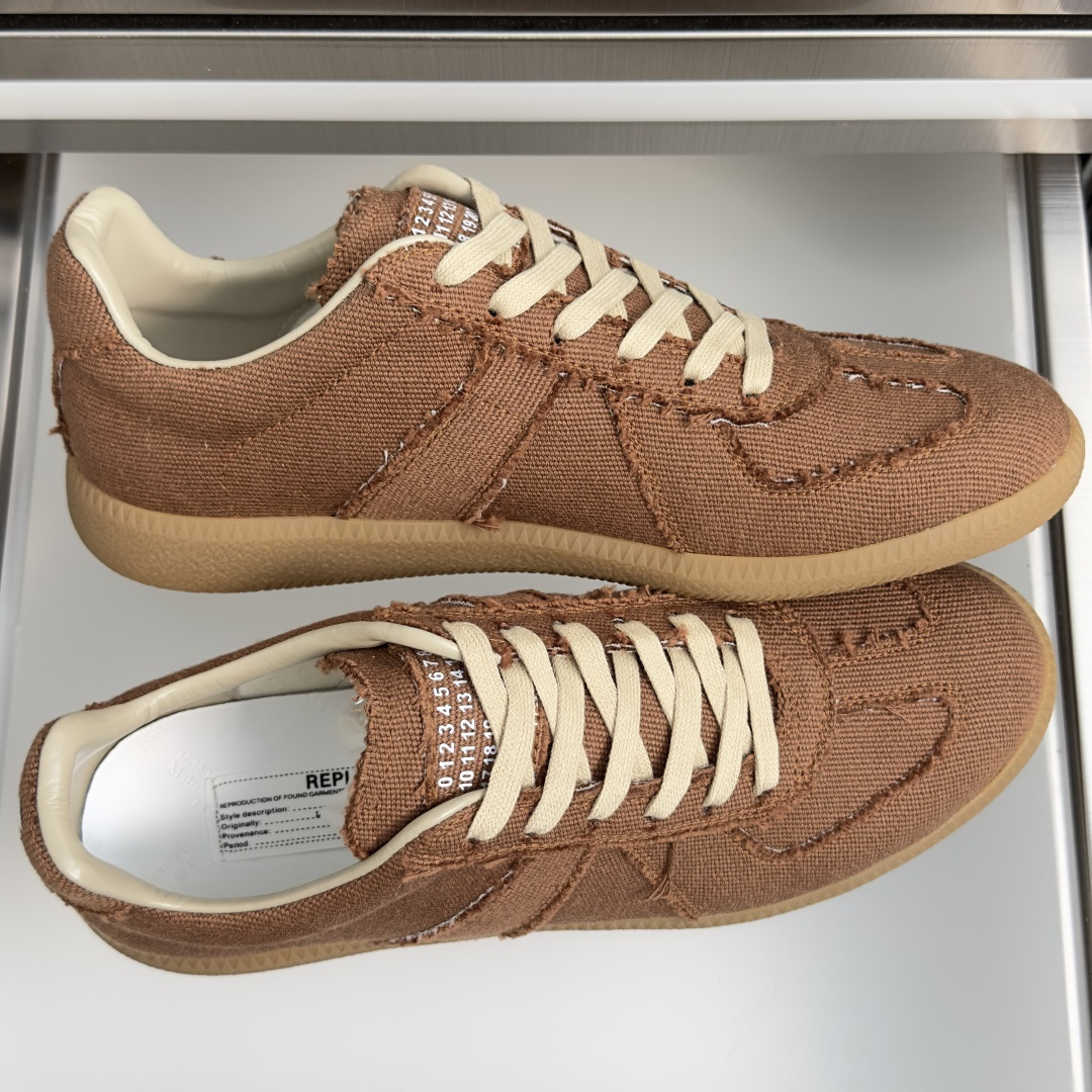 顶级版本:情侣款 MaisonMargiela MM6 马吉拉 情侣款 德训鞋 休闲 运动鞋 原版购入开发 做货 鬼才设 顶级版本:情侣款 MaisonMargiela MM6 马吉拉 情侣款 德训鞋 休闲 运动鞋 原版购入开发 做货 鬼才设