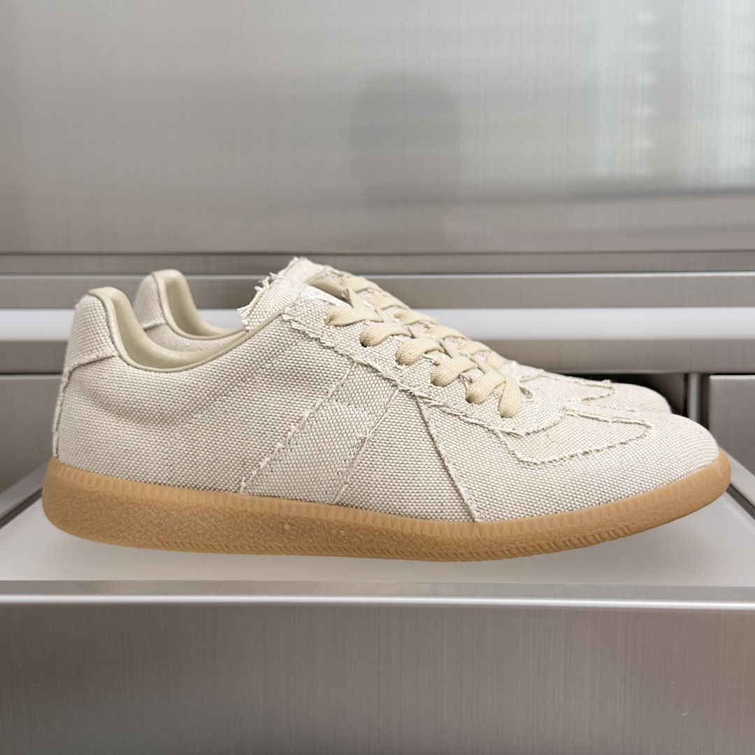 顶级版本:情侣款 MaisonMargiela MM6 马吉拉 情侣款 德训鞋 休闲 运动鞋 原版购入开发 做货 鬼才设 顶级版本:情侣款 MaisonMargiela MM6 马吉拉 情侣款 德训鞋 休闲 运动鞋 原版购入开发 做货 鬼才设