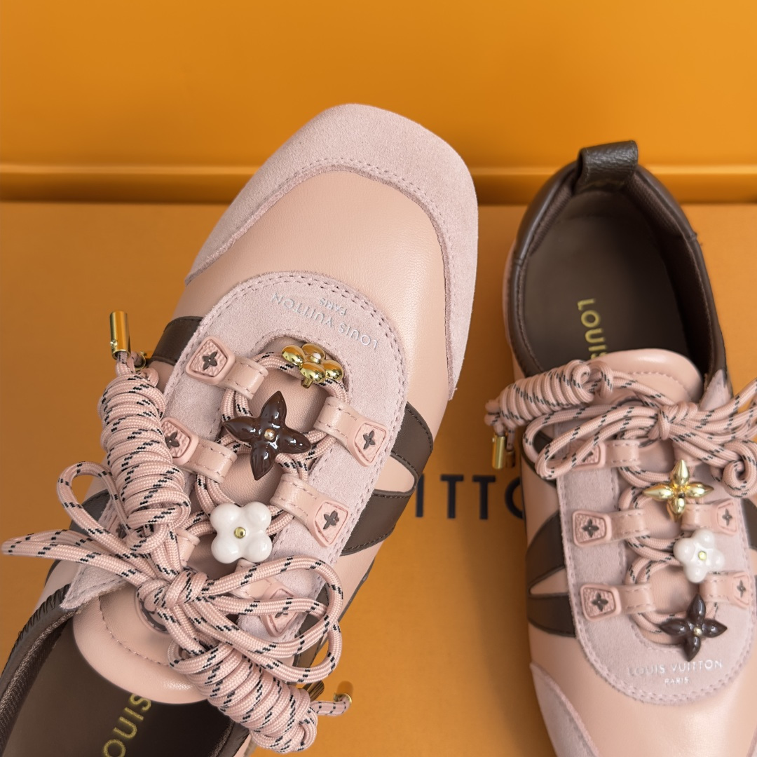 顶级版本:女款 LV路易威登 L家 驴牌 最新Sneakerina系列 黑白 熊猫配色 玛丽珍 芭蕾运动鞋 德训鞋 休 顶级版本:女款 LV路易威登 L家 驴牌 最新Sneakerina系列 黑白 熊猫配色 玛丽珍 芭蕾运动鞋 德训鞋 休