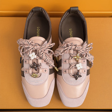 顶级版本:女款 LV路易威登 L家 驴牌 最新Sneakerina系列 黑白 熊猫配色 玛丽珍 芭蕾运动鞋 德训鞋 休 顶级版本:女款 LV路易威登 L家 驴牌 最新Sneakerina系列 黑白 熊猫配色 玛丽珍 芭蕾运动鞋 德训鞋 休