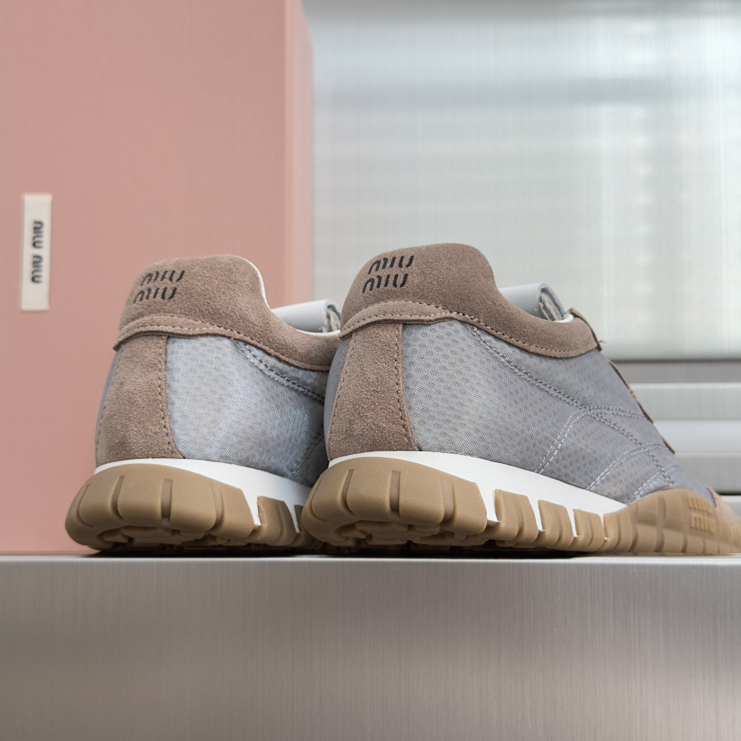 顶级版本:女款 MiuMiu缪缪 最新Tyre系列 网面 休闲 运动鞋 德训鞋 饼干鞋 原版购入开发 做货 这款Tyre 顶级版本:女款 MiuMiu缪缪 最新Tyre系列 网面 休闲 运动鞋 德训鞋 饼干鞋 原版购入开发 做货 这款Tyre