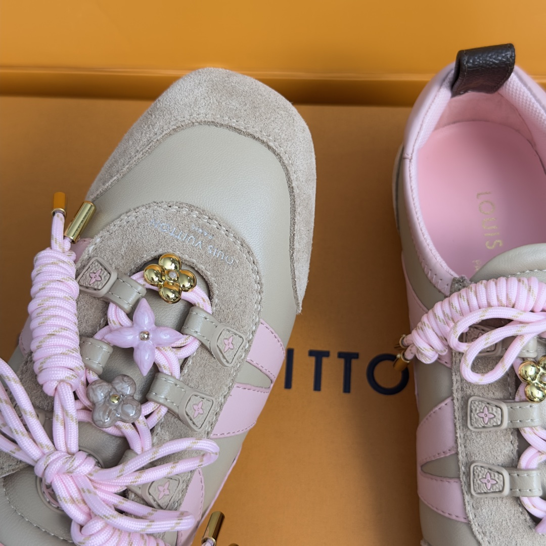 顶级版本:女款 LV路易威登 L家 驴牌 最新Sneakerina系列 黑白 熊猫配色 玛丽珍 芭蕾运动鞋 德训鞋 休 顶级版本:女款 LV路易威登 L家 驴牌 最新Sneakerina系列 黑白 熊猫配色 玛丽珍 芭蕾运动鞋 德训鞋 休
