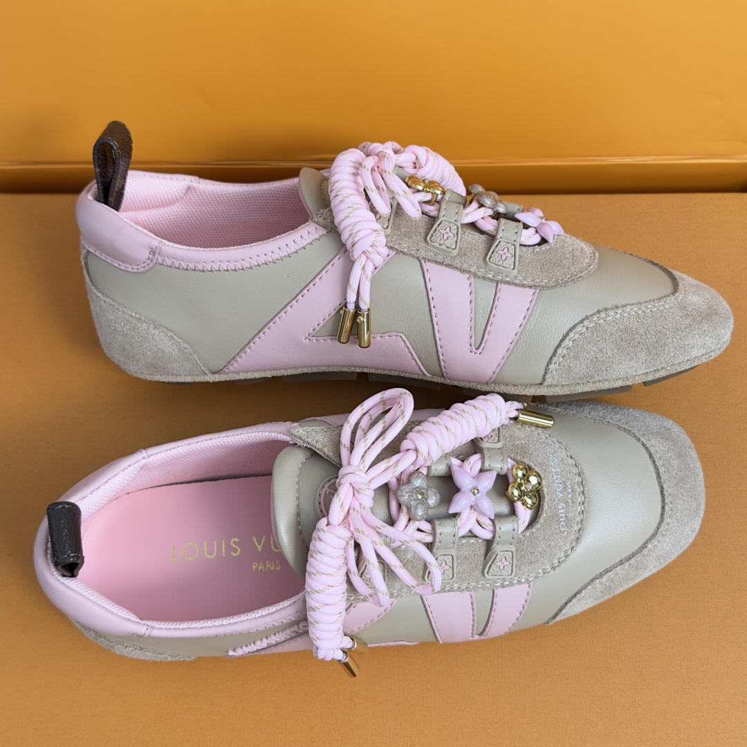 顶级版本:女款 LV路易威登 L家 驴牌 最新Sneakerina系列 黑白 熊猫配色 玛丽珍 芭蕾运动鞋 德训鞋 休 顶级版本:女款 LV路易威登 L家 驴牌 最新Sneakerina系列 黑白 熊猫配色 玛丽珍 芭蕾运动鞋 德训鞋 休