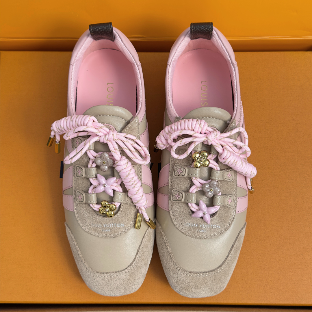 顶级版本:女款 LV路易威登 L家 驴牌 最新Sneakerina系列 黑白 熊猫配色 玛丽珍 芭蕾运动鞋 德训鞋 休 顶级版本:女款 LV路易威登 L家 驴牌 最新Sneakerina系列 黑白 熊猫配色 玛丽珍 芭蕾运动鞋 德训鞋 休