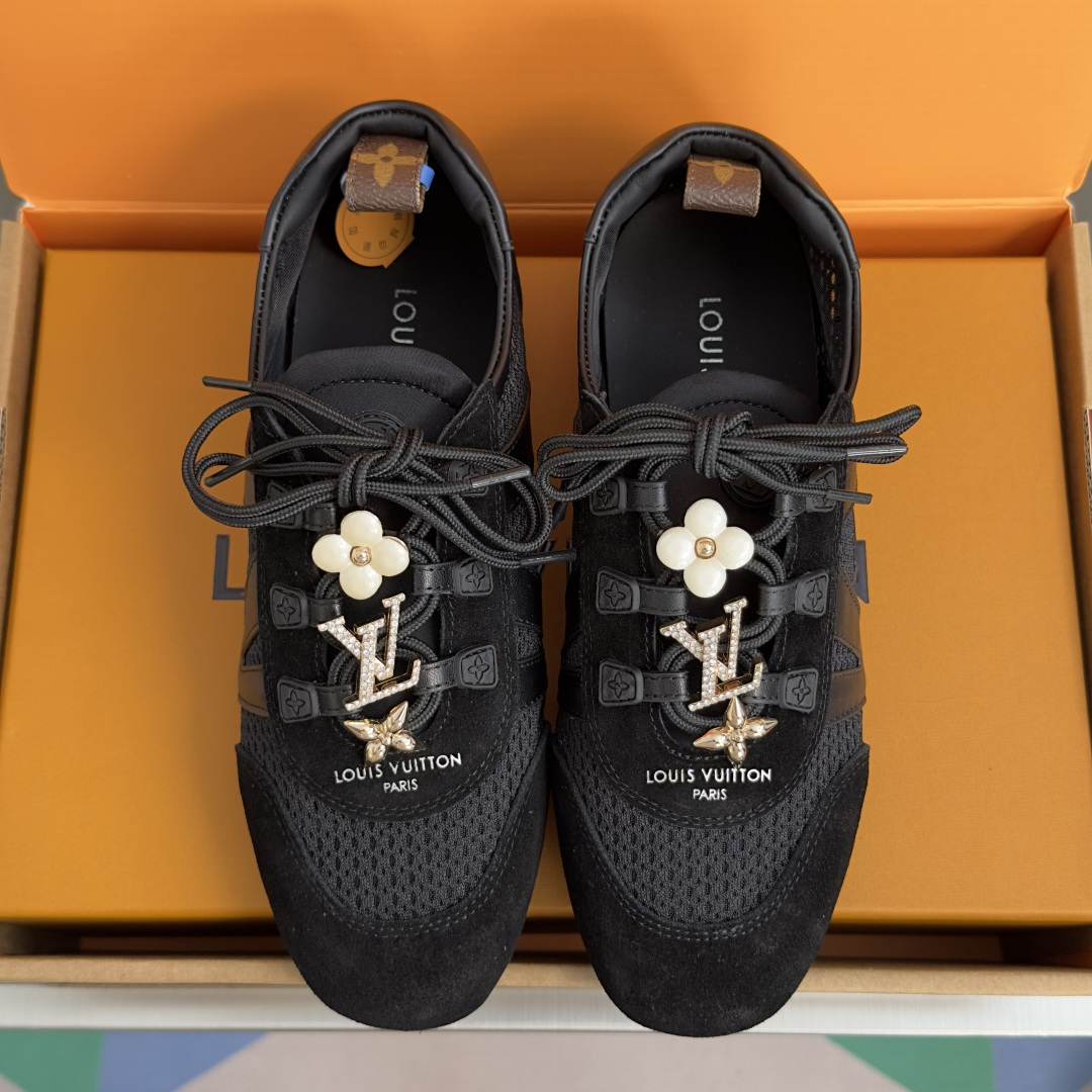 顶级版本:女款 LV路易威登 L家 驴牌 最新Sneakerina系列 黑白 熊猫配色 玛丽珍 芭蕾运动鞋 德训鞋 休 顶级版本:女款 LV路易威登 L家 驴牌 最新Sneakerina系列 黑白 熊猫配色 玛丽珍 芭蕾运动鞋 德训鞋 休