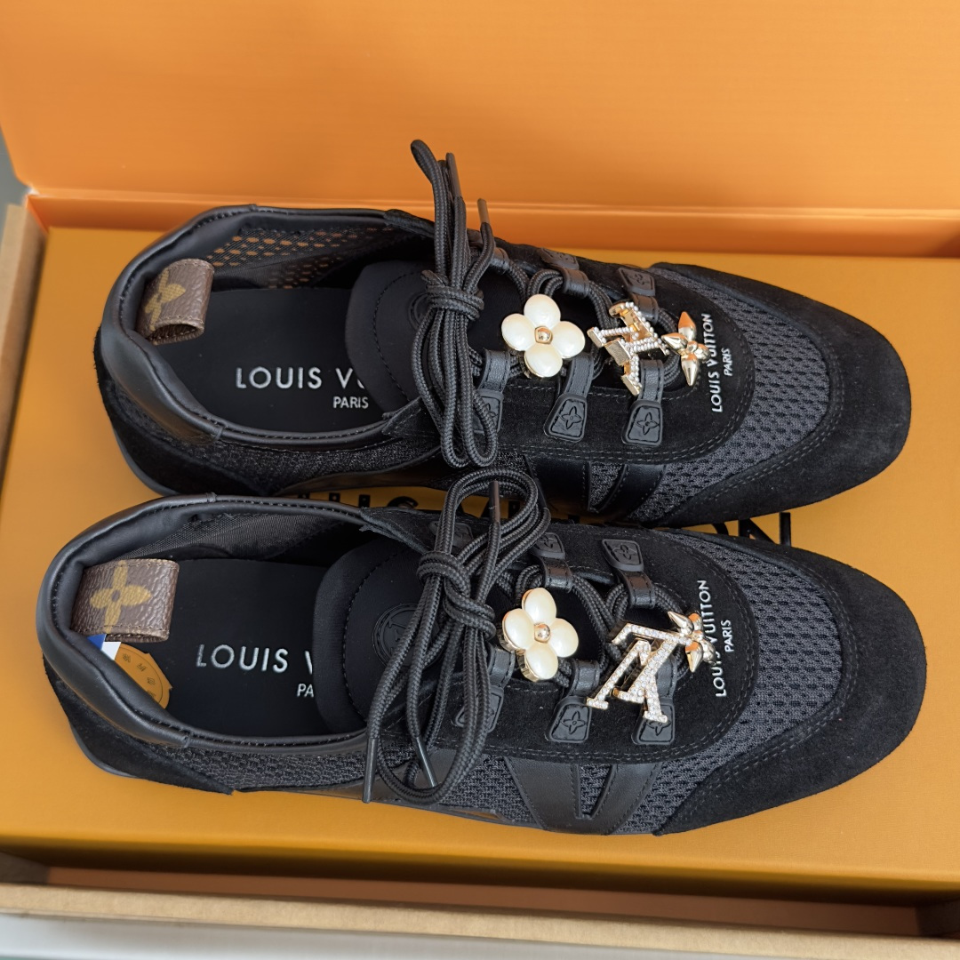 顶级版本:女款 LV路易威登 L家 驴牌 最新Sneakerina系列 黑白 熊猫配色 玛丽珍 芭蕾运动鞋 德训鞋 休 顶级版本:女款 LV路易威登 L家 驴牌 最新Sneakerina系列 黑白 熊猫配色 玛丽珍 芭蕾运动鞋 德训鞋 休