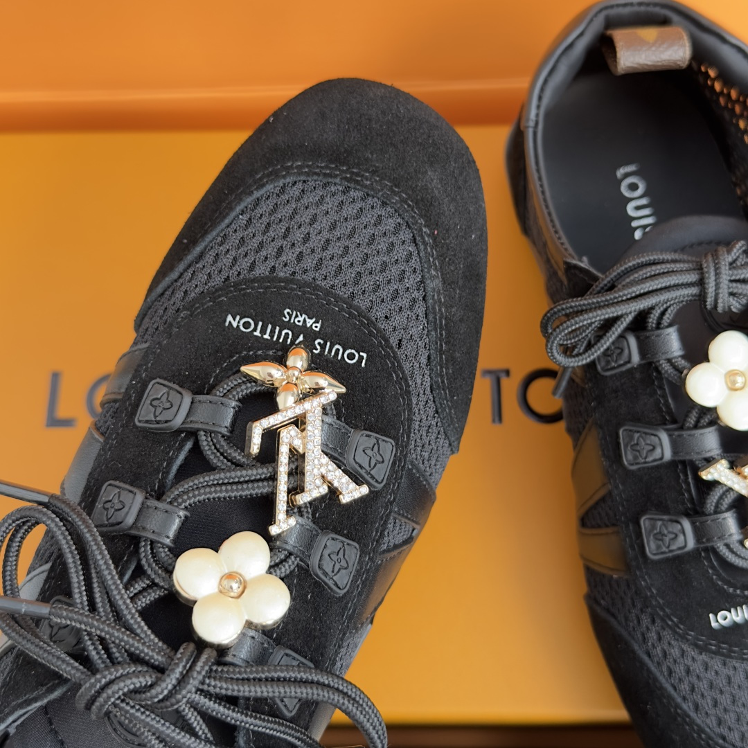 顶级版本:女款 LV路易威登 L家 驴牌 最新Sneakerina系列 黑白 熊猫配色 玛丽珍 芭蕾运动鞋 德训鞋 休 顶级版本:女款 LV路易威登 L家 驴牌 最新Sneakerina系列 黑白 熊猫配色 玛丽珍 芭蕾运动鞋 德训鞋 休