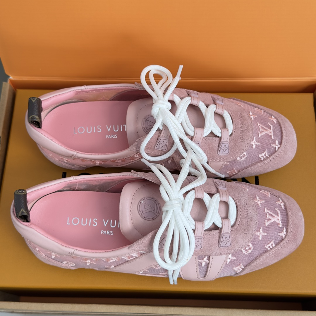 顶级版本:女款 LV路易威登 L家 驴牌 最新Sneakerina系列 黑白 熊猫配色 玛丽珍 芭蕾运动鞋 德训鞋 休 顶级版本:女款 LV路易威登 L家 驴牌 最新Sneakerina系列 黑白 熊猫配色 玛丽珍 芭蕾运动鞋 德训鞋 休