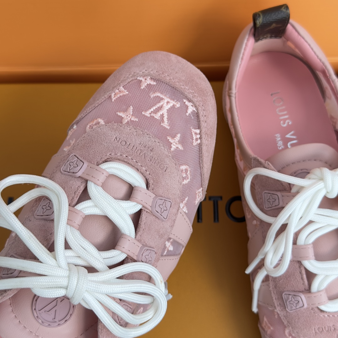 顶级版本:女款 LV路易威登 L家 驴牌 最新Sneakerina系列 黑白 熊猫配色 玛丽珍 芭蕾运动鞋 德训鞋 休 顶级版本:女款 LV路易威登 L家 驴牌 最新Sneakerina系列 黑白 熊猫配色 玛丽珍 芭蕾运动鞋 德训鞋 休