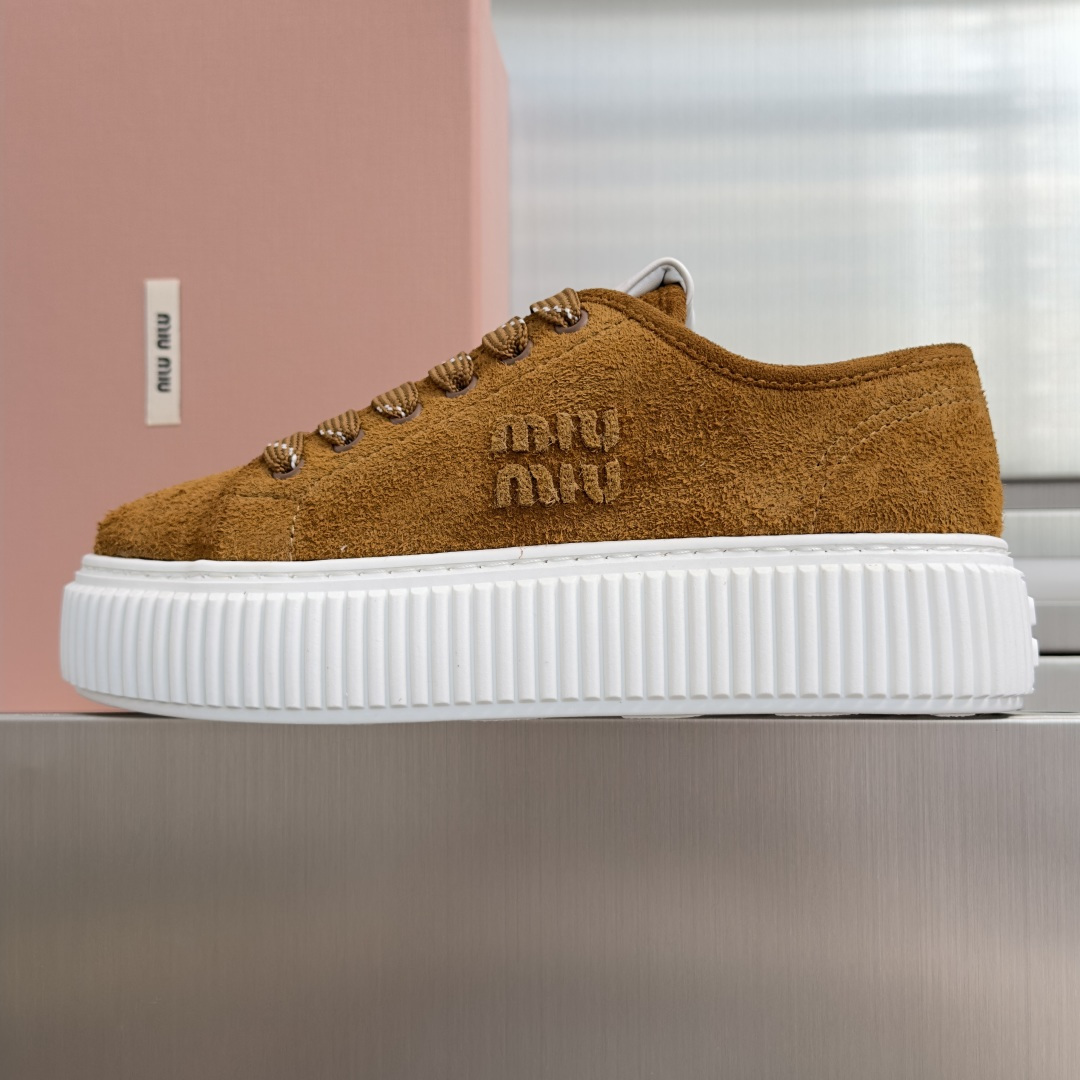 顶级版本:女款 MiuMiu缪缪 最新款 厚底 饼干鞋 休闲 运动鞋 原版购入开发 做货 隽永丹宁汲取迷人Miu Miu 顶级版本:女款 MiuMiu缪缪 最新款 厚底 饼干鞋 休闲 运动鞋 原版购入开发 做货 隽永丹宁汲取迷人Miu Miu