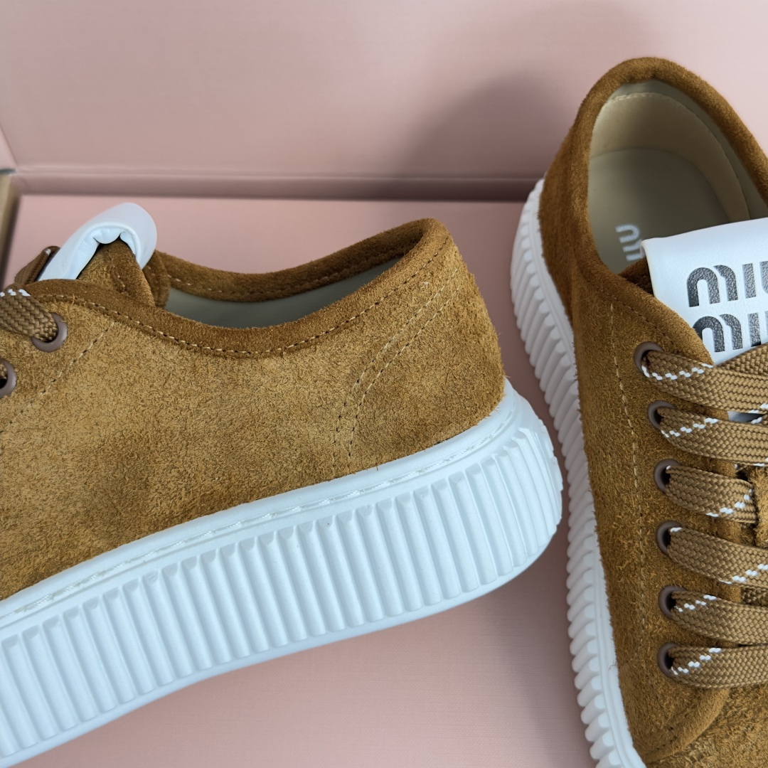 顶级版本:女款 MiuMiu缪缪 最新款 厚底 饼干鞋 休闲 运动鞋 原版购入开发 做货 隽永丹宁汲取迷人Miu Miu 顶级版本:女款 MiuMiu缪缪 最新款 厚底 饼干鞋 休闲 运动鞋 原版购入开发 做货 隽永丹宁汲取迷人Miu Miu