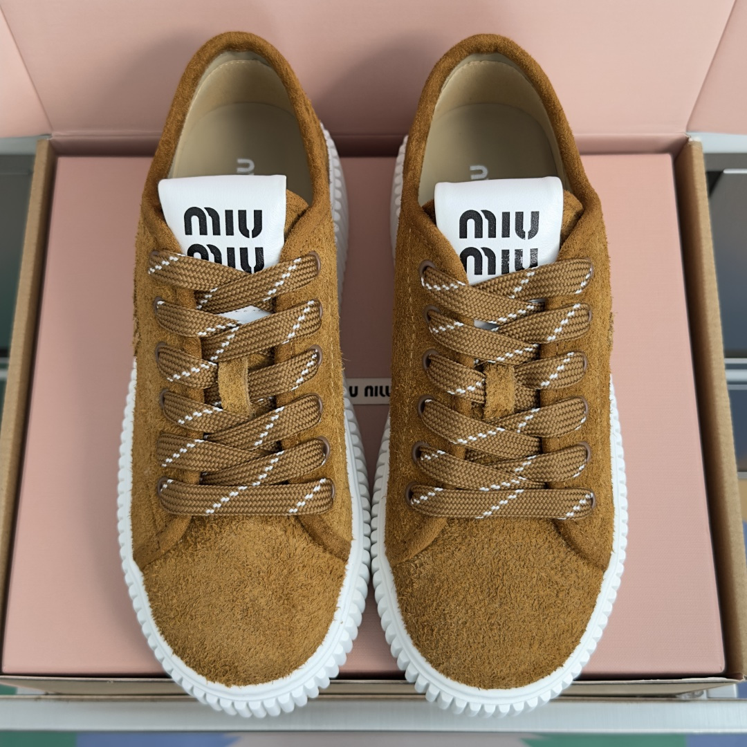 顶级版本:女款 MiuMiu缪缪 最新款 厚底 饼干鞋 休闲 运动鞋 原版购入开发 做货 隽永丹宁汲取迷人Miu Miu 顶级版本:女款 MiuMiu缪缪 最新款 厚底 饼干鞋 休闲 运动鞋 原版购入开发 做货 隽永丹宁汲取迷人Miu Miu