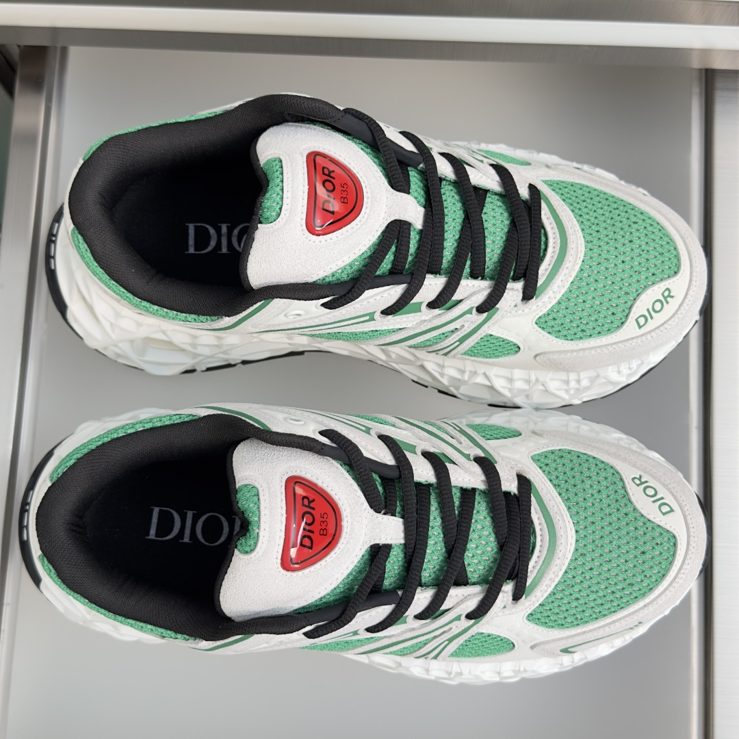 顶级版本:男款 Dior x Kaws迪奥 联名款B35胶囊系列 镂空 网面 原版购入开发 做货 这款名为B35 NX 顶级版本:男款 Dior x Kaws迪奥 联名款B35胶囊系列 镂空 网面 原版购入开发 做货 这款名为B35 NX